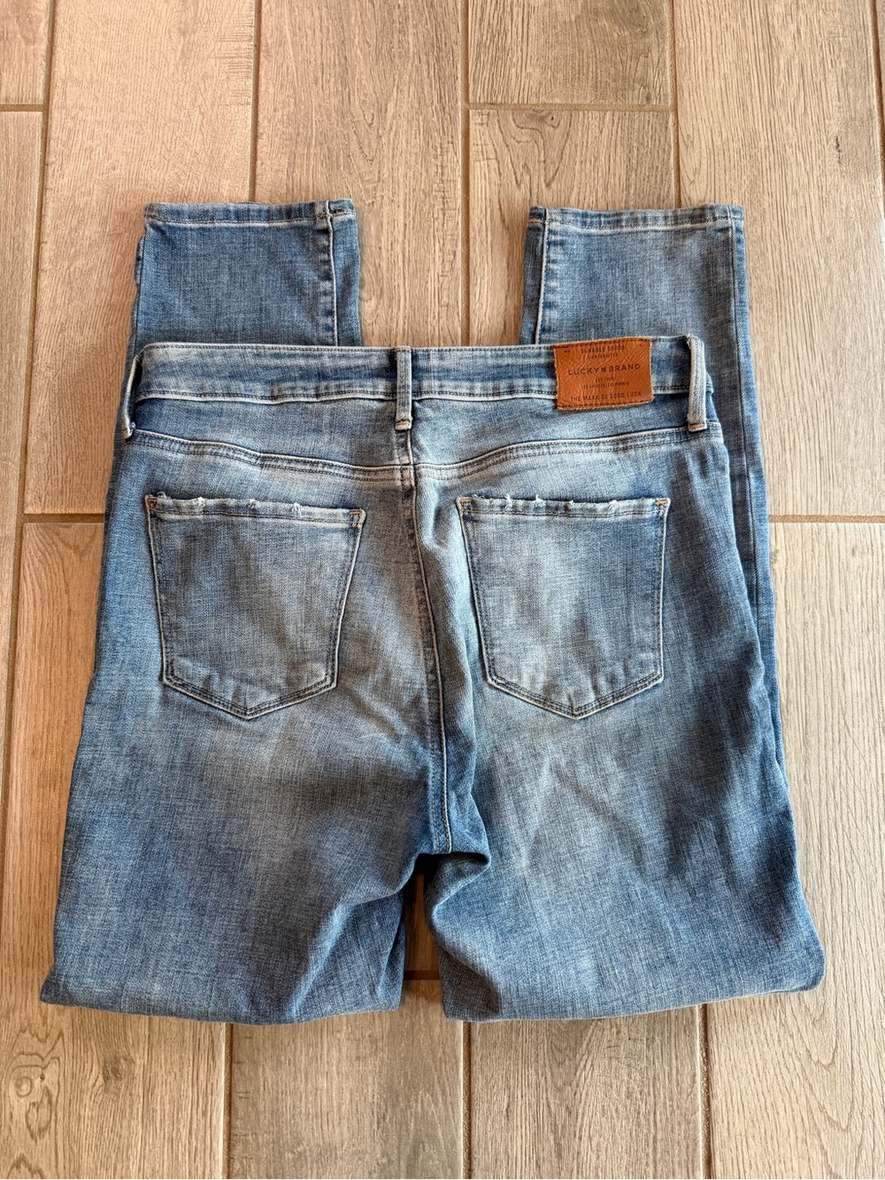 Lucky Brand women’s Faded Light Blue Straight/Skinny Jeans - women size 10